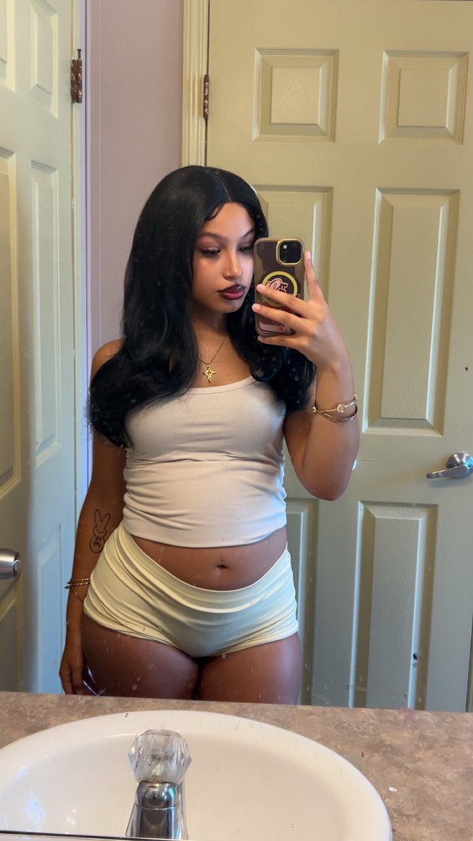 Tatisworldd's tweet photo. I wanna ✂️ bestie😔
#wlw #bisexual #fyp #lightskin #pretty https://t.co/AvGTjnVE21