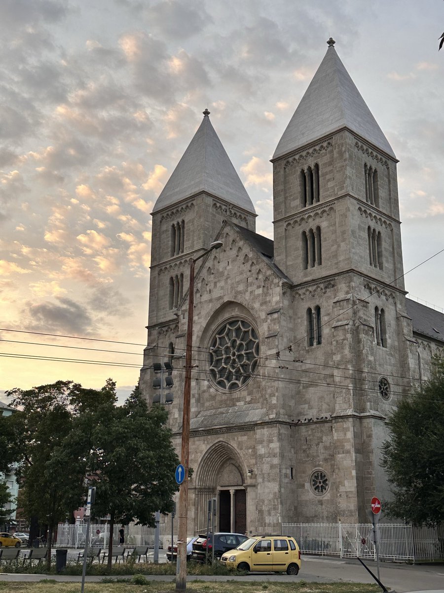 ken10_cherry_'s tweet photo. Hungary 🇭🇺 Budapest に来ています。
ご飯が美味しい😋
建物，道路が大きくてとても綺麗

どこを写真に撮っても絵になる感じが素敵 https://t.co/bnBy9UdYkU