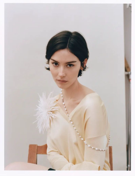 AboutMusicYT's tweet photo. Gracie Abrams’ “Daughter from Hell” debuts at #1 on Billboard 200 with 124,000 albums sold.

It marks the first #1 album of her career. https://t.co/aYtPdsDcOA