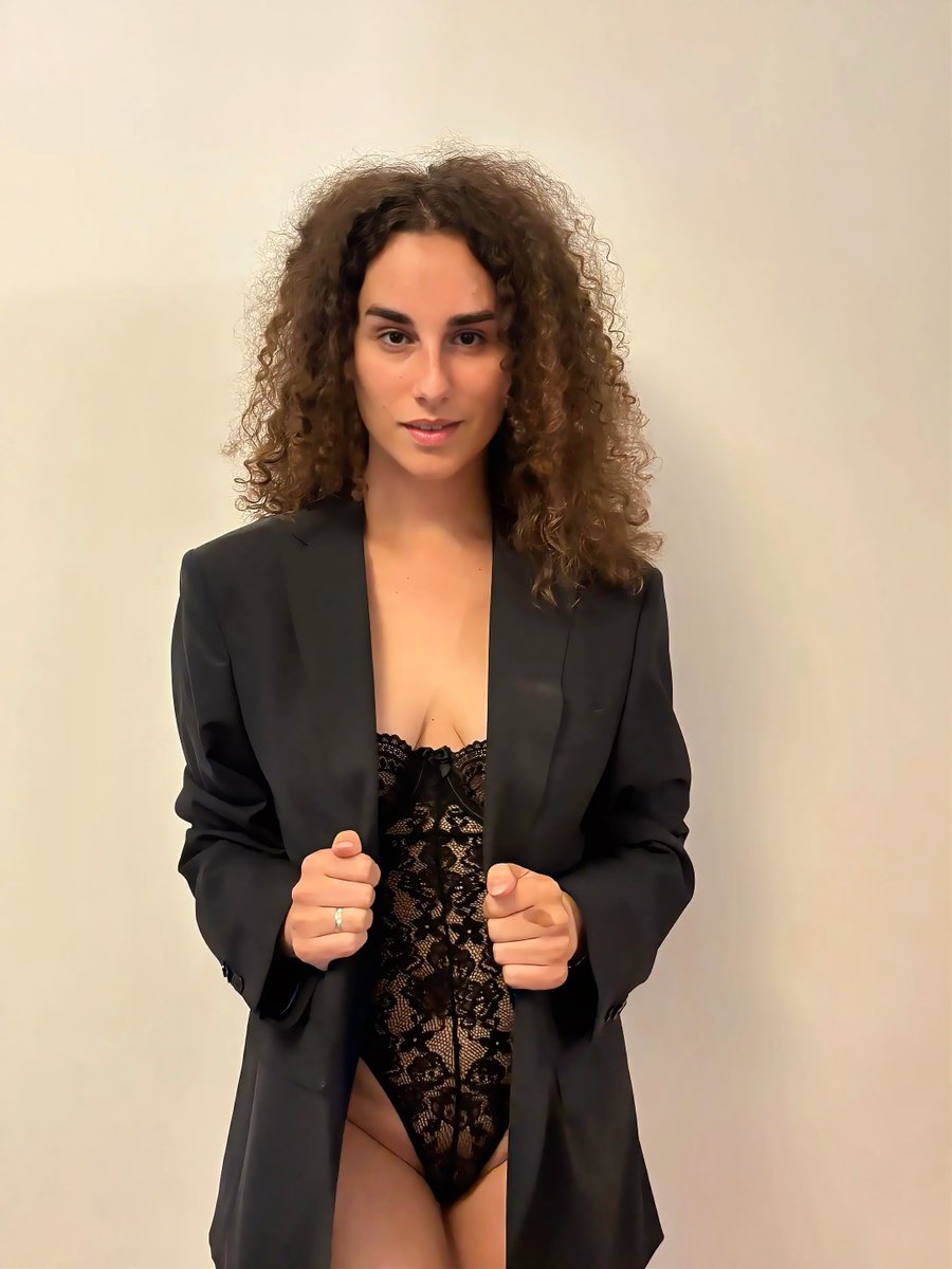 JessicalaRouge's tweet photo. What do you think? Does it fits me?
#sexy #onlyfans #bossgirl #hot #ofgirl #hungarian #hungariangirl https://t.co/XXZNoMFYqS