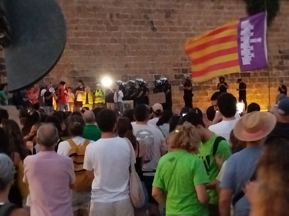 ahersaav's tweet photo. Han embrutat una manifestació legal, cívica i sense cap mena de violència. Qualcú en dirà perquè Mos han negat sa foto final? Només en Trump aconsegueix ses fotos finals? https://t.co/jxuuXbCn96