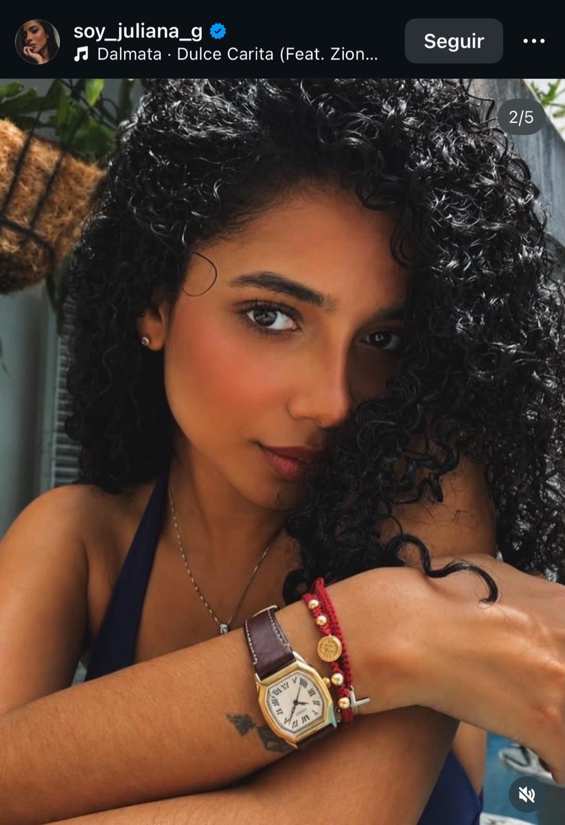 FotoMultaSocial's tweet photo. Juliana con su Cartier Santos-Dumont. 

Precio aproximado 60 - 70 mlls. https://t.co/9AG8TBNvOl