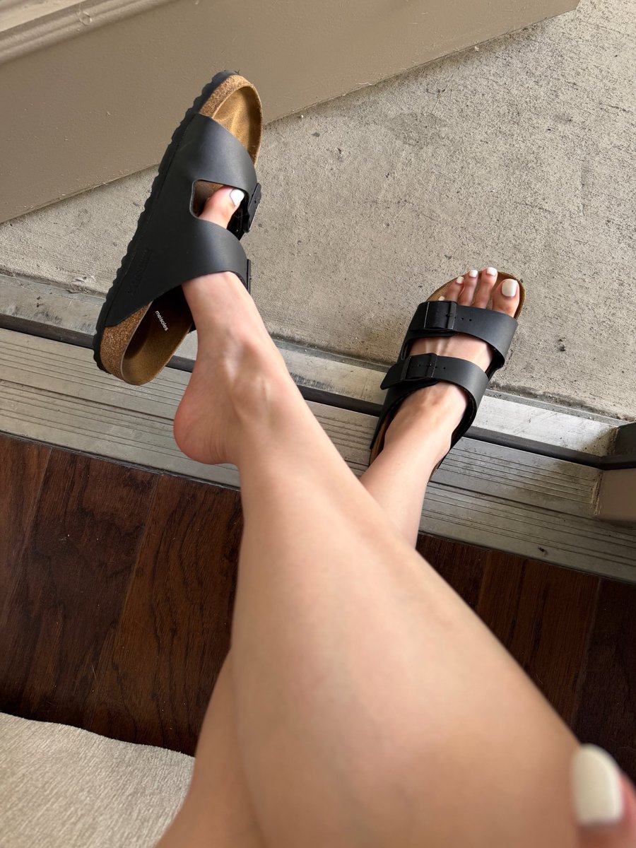 GoddesMei's tweet photo. Feet and Birkenstocks make you go wild 😝 https://t.co/94D8IoBuJJ
