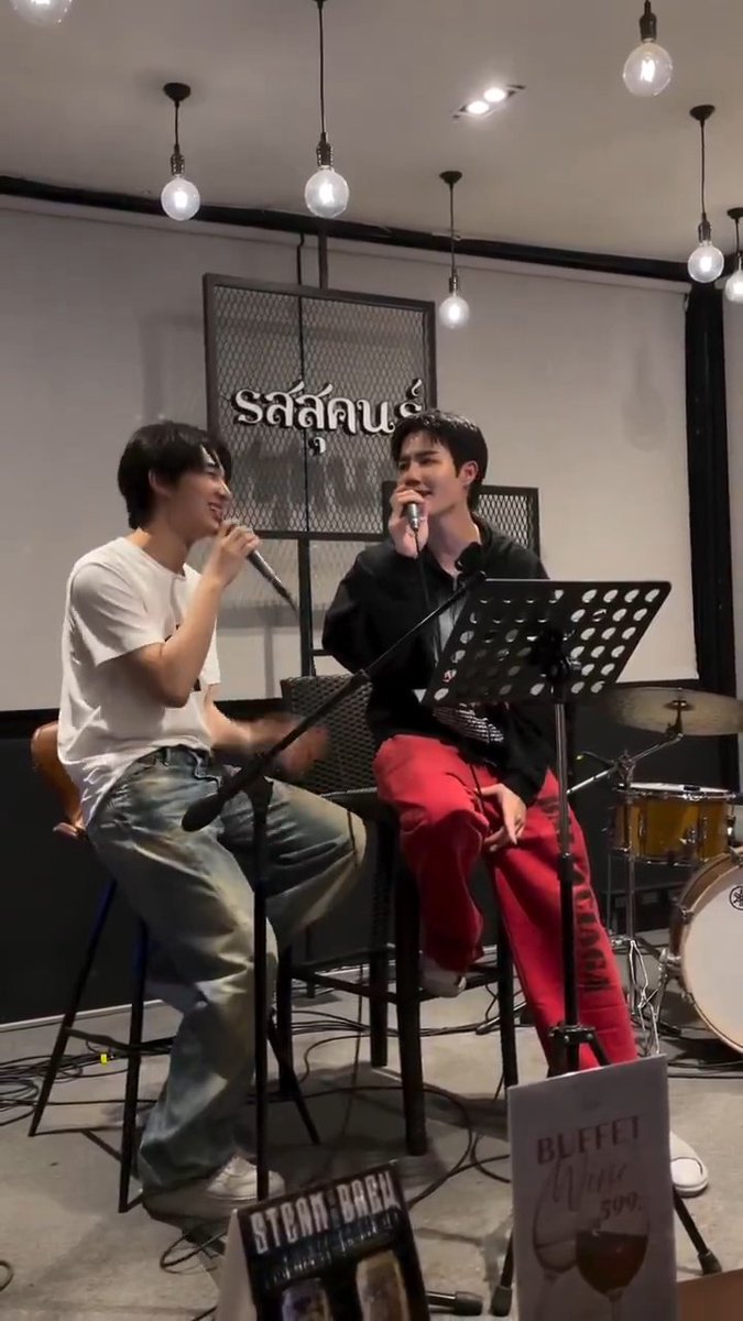MelRam_01's tweet photo. The way Zee looked at NuNew for that last line, for the word TER, and the way they looked at each other with sparkly heart eyes  and super sweet smiles!🫠😭🥰💕​

🎶Let me be able to stand here from now on to love ter (you)🎶

If you wanna see love, just watch
#ZeeNuNew ❤️ https://t.co/YjloLiRc3n