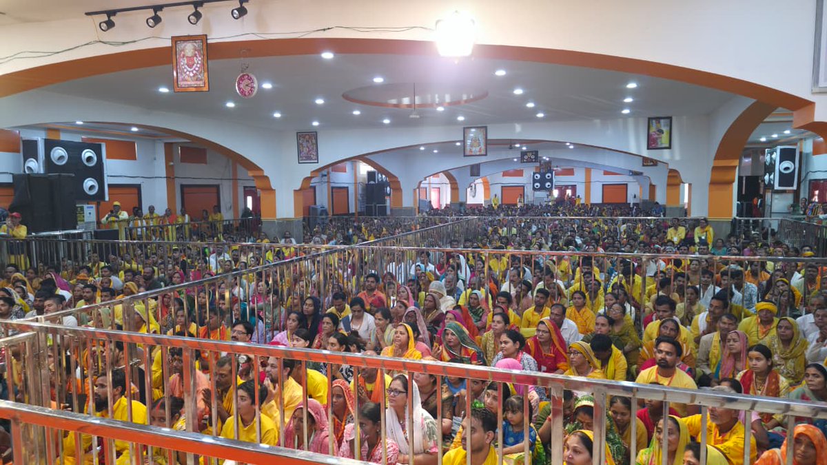 bageshwardham's tweet photo. गुरु पूर्णिमा महोत्सव बागेश्वर धाम में एसपी ने परखी सुरक्षा व्यवस्था, चौक-चौराहों पर पुलिस अलर्ट, कई जिलों से पहुंचा अतिरिक्त पुलिस बल।
बागेश्वर धाम में आयोजित गुरु पूर्णिमा महोत्सव के दौरान श्रद्धालुओं की सुरक्षा और सुचारु व्यवस्थाओं को सुनिश्चित करने के लिए छतरपुर पुलिस अधीक्षक रजत सकलेचा ने रविवार को कार्यक्रम स्थल का निरीक्षण किया। उन्होंने बागेश्वर धाम परिसर सहित विभिन्न महत्वपूर्ण स्थलों का भ्रमण कर सुरक्षा व्यवस्था का जायजा लिया तथा संबंधित अधिकारियों को आवश्यक दिशा-निर्देश दिए एसपी रजत सकलेचा ने बताया कि गुरु पूर्णिमा महोत्सव में देश-विदेश से बड़ी संख्या में श्रद्धालु बागेश्वर धाम पहुंच रहे हैं। श्रद्धालुओं को किसी प्रकार की असुविधा न हो, इसके लिए बागेश्वर धाम जन सेवा समिति द्वारा की गई व्यवस्थाओं का भी अवलोकन किया गया है। आवश्यकता के अनुसार सुरक्षा व्यवस्था को और सुदृढ़ किया गया है,उन्होंने बताया कि प्रमुख मार्गों, चौक-चौराहों और संवेदनशील स्थानों पर अतिरिक्त पुलिस बल तैनात किया गया है। श्रद्धालुओं की सहायता के लिए पुलिस सहायता केंद्र भी स्थापित किए गए हैं। महोत्सव के दौरान छतरपुर सहित आसपास के अन्य जिलों से भी अतिरिक्त पुलिस बल बागेश्वर धाम में तैनात किया गया है, ताकि यातायात, सुरक्षा और भीड़ प्रबंधन सुचारु रूप से संचालित हो सके,निरीक्षण के दौरान बागेश्वर धाम जन सेवा समिति के सदस्य निशांत नायक एवं नितेंद्र चौबे उपस्थित रहे। इस अवसर पर एएसपी आदित्य पटले, खजुराहो एसडीओपी मनमोहन सिंह बघेल, बमीठा टीआई बाल्मिक चौबे, निरीक्षक संदीप दीक्षित, यातायात प्रभारी बृहस्पति साकेत, उप निरीक्षक मोहर सिंह सिकरवार, बागेश्वर धाम चौकी प्रभारी श्रीकांत पाठक, आरक्षक रवि सहित बड़ी संख्या में पुलिस अधिकारी एवं जवान मौजूद रहे।