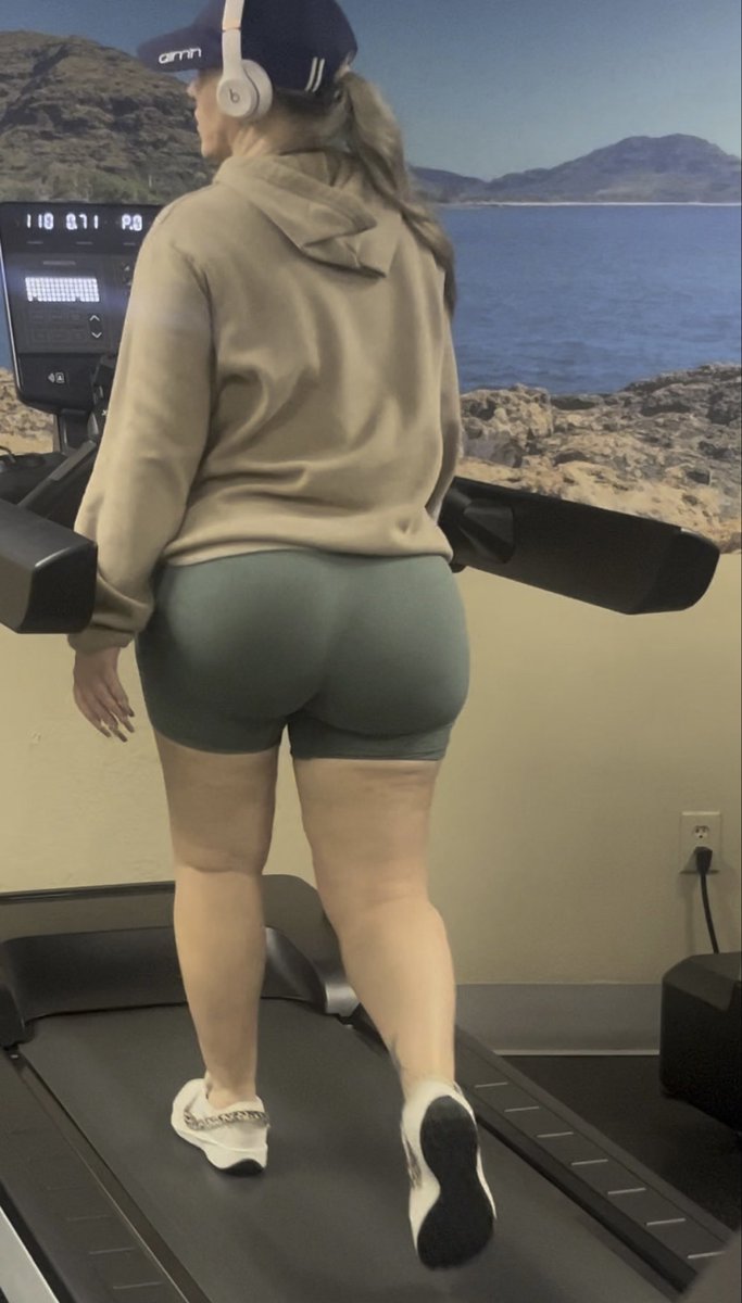 CarlTouch's tweet photo. Fine shawty in green shorts working out. #candid #candidshot https://t.co/mqY4TvyrbN