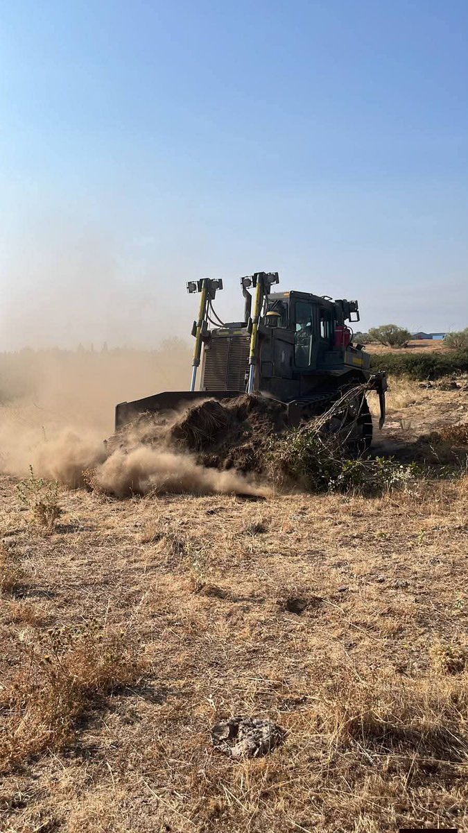 FUTER_ET's tweet photo. Los equipos del Batallón de Zapadores X #BrigadaGuzmanelBueno y del Batallón de Zapadores I #brigadaaragon continúan su labor de apoyo a la #UME realizando limpieza y acondicionamiento de cortafuegos en Navas del Rey-Chapinería (#Madrid).
#SomostuEjército https://t.co/SujyKLhPZW