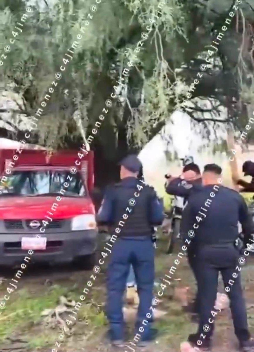 RADICAL_TLAHUAC's tweet photo. Lo que hoy valientemente denuncian vecinos de BJ, llevan tiempo padeciendo vecinos en Tláhuac: grupos que, en su mayoría embozados y actitud violenta, irrumpen en propiedades a la vista de autoridades que solo observan

La invasión y despojo en la CDMX es delincuencia organizada. https://t.co/MfbwOOEDZG