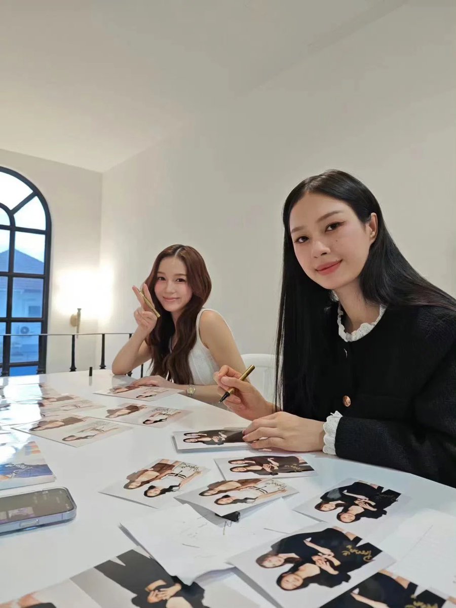 dalda9888's tweet photo. 이 사진 뭔가 학원 입시 광고 사진같음ㅋㅋㅋㅋㅋㅋㅋㅋㅋㅋㅋㅋㅋㅋㅋㅋㅋㅋㅋㅋㅋㅋㅋㅋㅋㅋ 앞에 앉은 애는 전교 1등인데 숫기없고 조용한 편이라 학원 쌤들 원픽이고
뒤에 작은 애는 전교 7등 정도인데 성격 좋고 여기저기 사람 몰고 다니는 스타일로 학원에 애들 많이 데려와서 원장님 원픽 일듯 https://t.co/wBEYeVwAkx