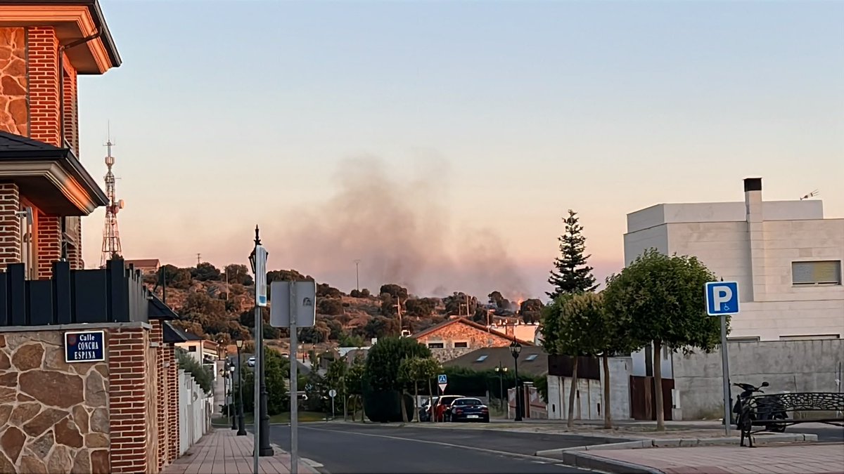 Meteoavila2's tweet photo. ⏰21:30h. Imágenes del incendio forestal declarado en la ciudad de #Ávila zona campo Azalvaro https://t.co/0ovRjviGZk