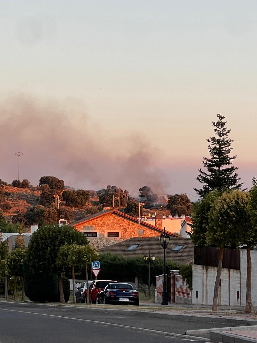 Meteoavila2's tweet photo. ⏰21:30h. Imágenes del incendio forestal declarado en la ciudad de #Ávila zona campo Azalvaro https://t.co/0ovRjviGZk