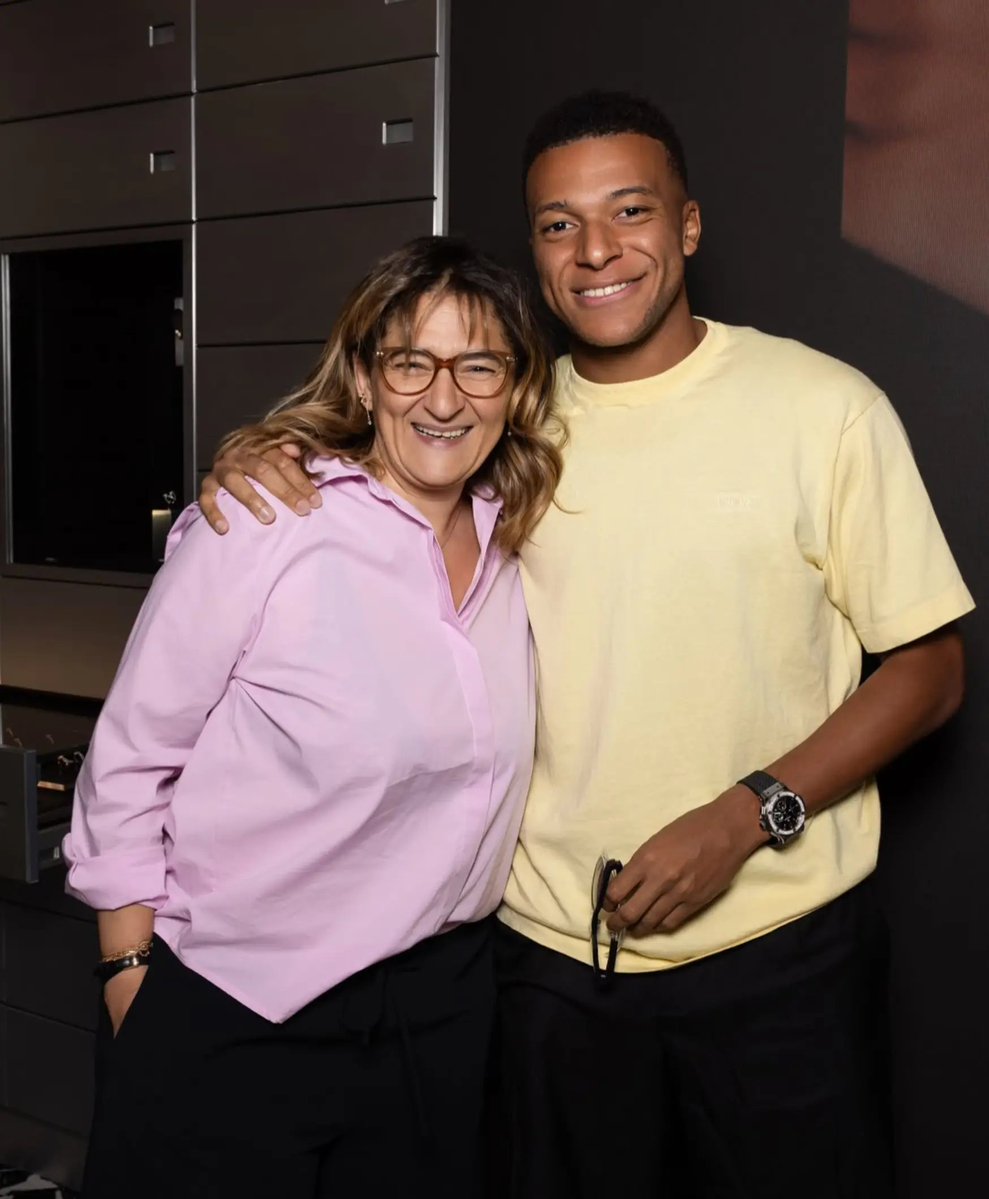 Zyana7iZyana's tweet photo. Kylian Mbappé, sa mère et Ester esposito 🤍 https://t.co/COeRNJScio