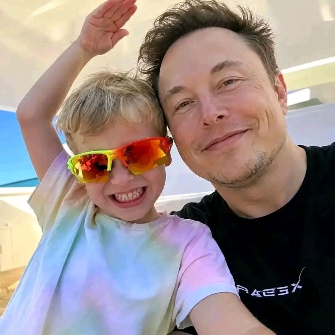 Reeves56667's tweet photo. Be honest 👇 

Which side of Elon do you enjoy seeing more? 😊

🅰️ Family moments ❤️
🅱️ Tech moments 🚀 https://t.co/l0L8b1j6D7