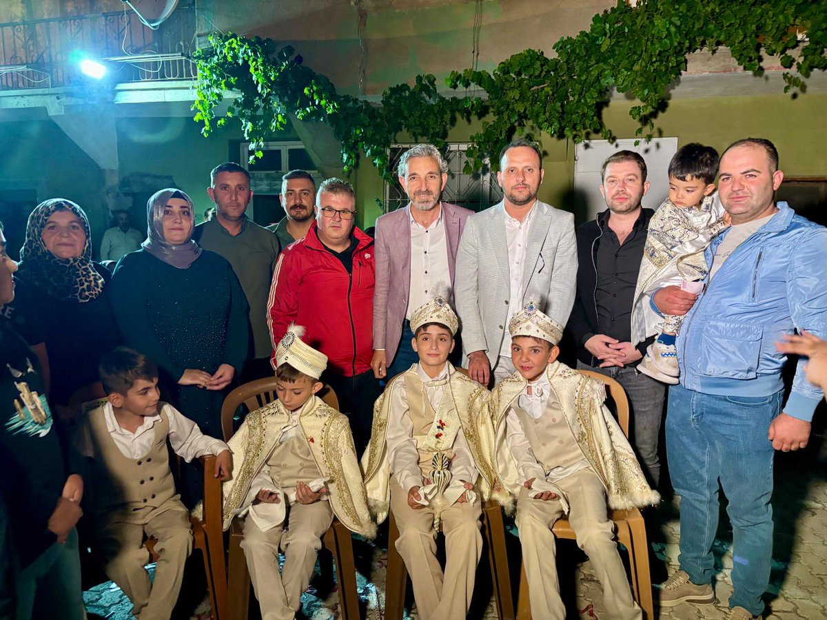hizmetiskayseri's tweet photo. 📌 Şube Başkanımız Yavuz Navruz, Melikgazi Belediyesi’nde çalışan üyemiz Ahmet Baykan ve KASKİ Personel A.Ş.’de çalışan üyemiz Ali Baykan’ın kıymetli evlatlarının sünnet merasimine katıldı.
1/2 https://t.co/Ggl0o7bPHc