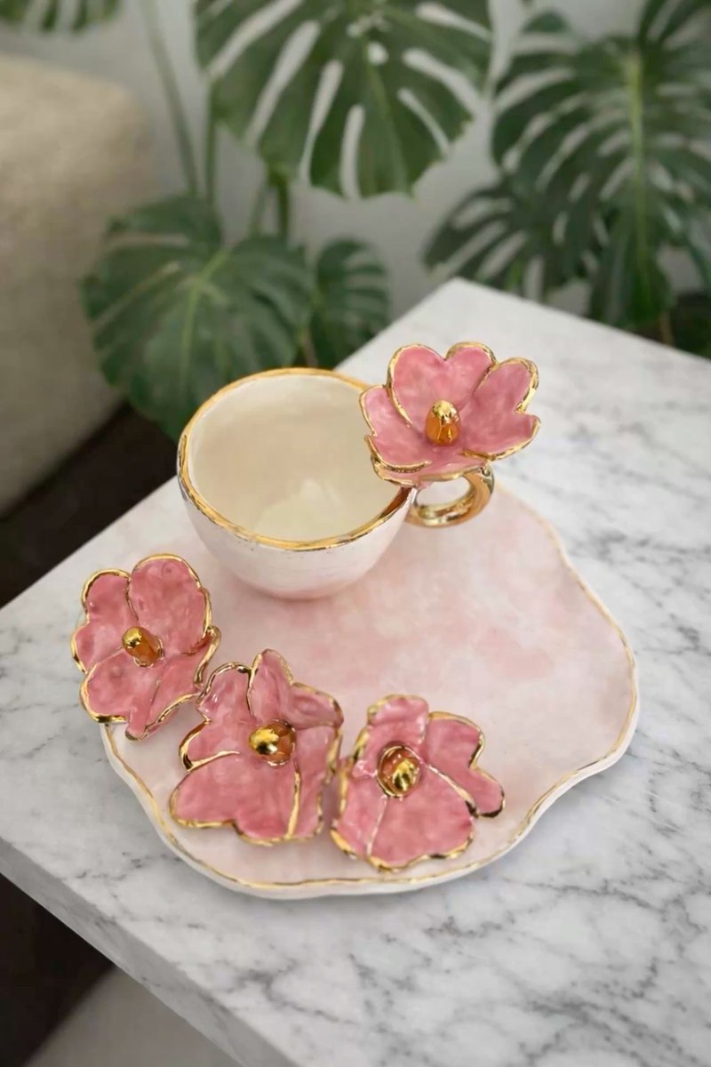 insperarise's tweet photo. pink flower shaped tea set 🌸 https://t.co/2Wl31jVAe6
