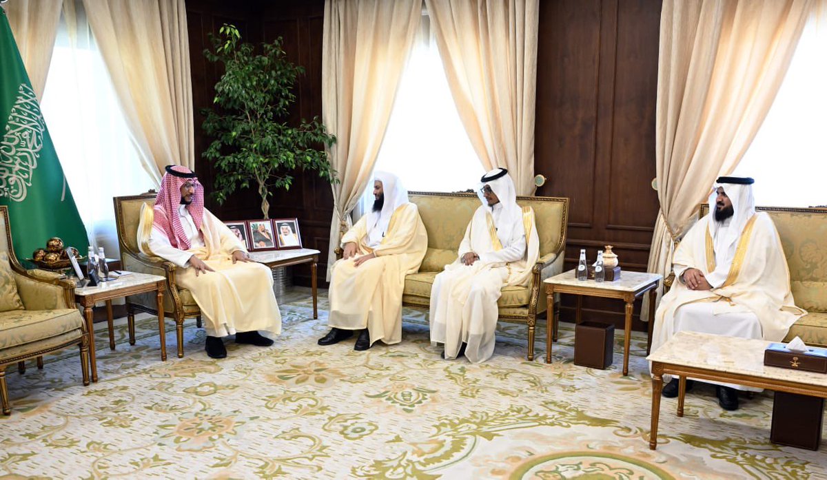 PvGovSa's tweet photo. سمو نائب أمير منطقة #عسير يستقبل مدير عام فرع الرئاسة العامة لـ #هيئة_الأمر_بالمعروف والنهي عن المنكر بالمنطقة. https://t.co/9yKsUW2OoD