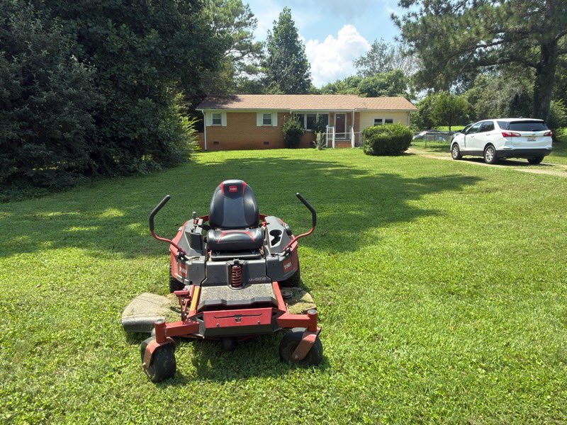 iamrodneysmith's tweet photo. Today I had the pleasure of mowing Ms. Browns lawn as she rested inside on this hot sunny Sunday . Making a difference , one lawn at a time . https://t.co/sZxDzqDact
