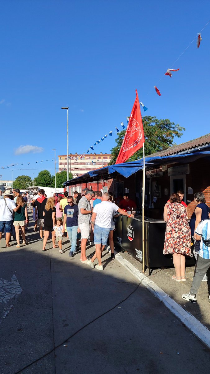 cuevass94's tweet photo. Frente a la catetada de fiestas de Santander surgen alternativas en los barrios como la de los vecinos de Nueva Montaña que por segundo año organizan las fiestas de Santiago. Mientras las fiestas de Santander están enfocadas al visitante y suponen una tortura para los vecinos (+) https://t.co/uK1JMMHWv5
