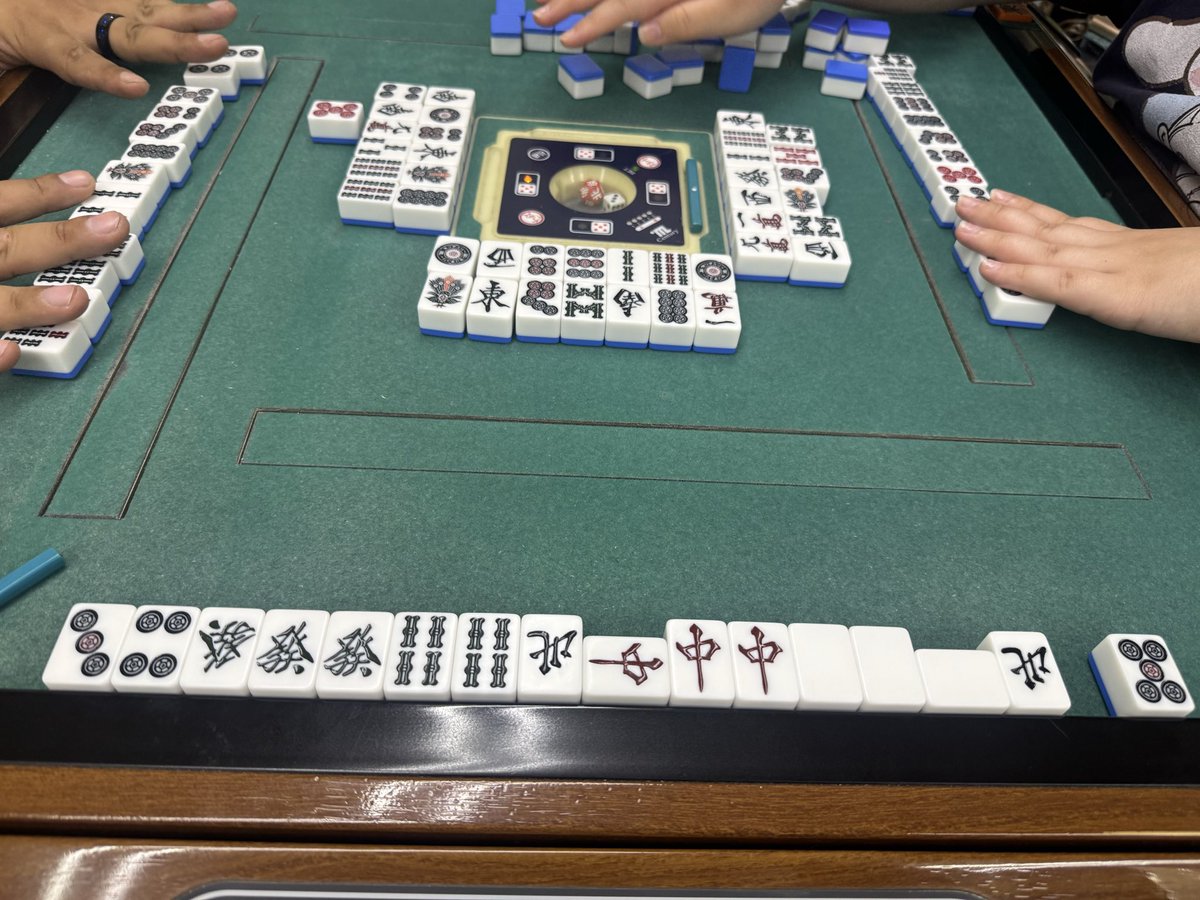 tsuka_SPiRaL's tweet photo. 役満出るまで帰れませんしに雀荘来たけど
4局目で大三元出た。

あれれ

……続行！ https://t.co/PRIbLGDBPr