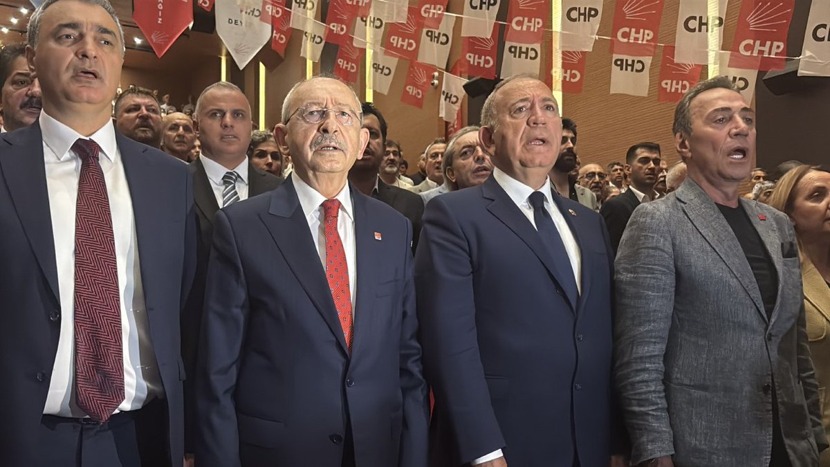 gazetepencere's tweet photo. Gürsel Tekin 'kumpas' demişti: 

Ajans sahibi, Kılıçdaroğlu'nun üye etkinliğine 'figüran' gönderdiğini açıkladı!

https://t.co/DVOvhfO3Eh https://t.co/4efNGZolbO