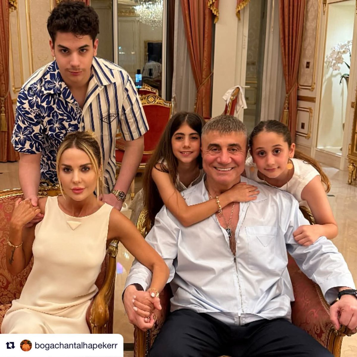 CEVHER4238's tweet photo. Bu hayatta vazgeçemeyeceğim iki şey var.
"Birisi çocuklarım, birisi de omuz omuza yürüdüğüm eşim."
Gerisi sadece ayrıntı..

Reis BaBa @sedat_peker  #sedatpeker https://t.co/BJxMmS0rql
