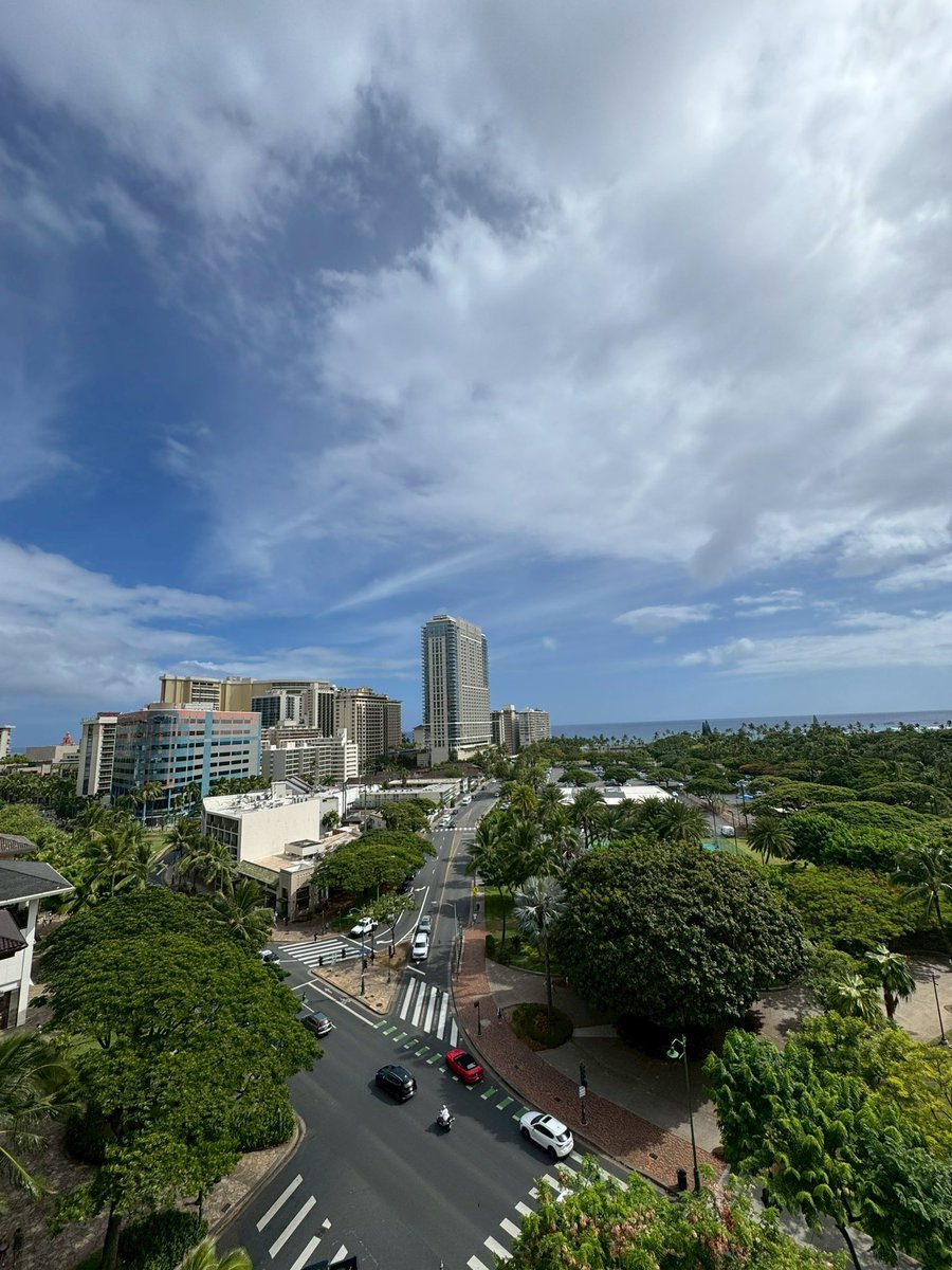 hirokikobe's tweet photo. 夏のバカンスday5その7。
Marriott Vacation Club Waikikiのルーフトップは、バーとインフィニティプールが！キャパはそんな大きくないしハワイ感もないから、おまけ程度。
暑くなったらオーナーズラウンジで涼めるのはgood👌 https://t.co/4swReBadpx