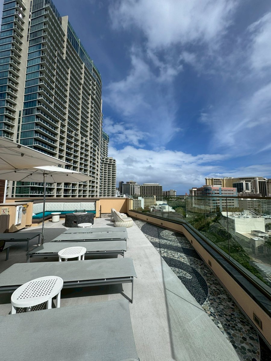 hirokikobe's tweet photo. 夏のバカンスday5その7。
Marriott Vacation Club Waikikiのルーフトップは、バーとインフィニティプールが！キャパはそんな大きくないしハワイ感もないから、おまけ程度。
暑くなったらオーナーズラウンジで涼めるのはgood👌 https://t.co/4swReBadpx