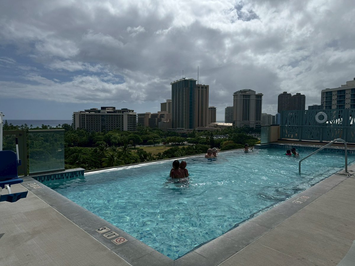 hirokikobe's tweet photo. 夏のバカンスday5その7。
Marriott Vacation Club Waikikiのルーフトップは、バーとインフィニティプールが！キャパはそんな大きくないしハワイ感もないから、おまけ程度。
暑くなったらオーナーズラウンジで涼めるのはgood👌 https://t.co/4swReBadpx