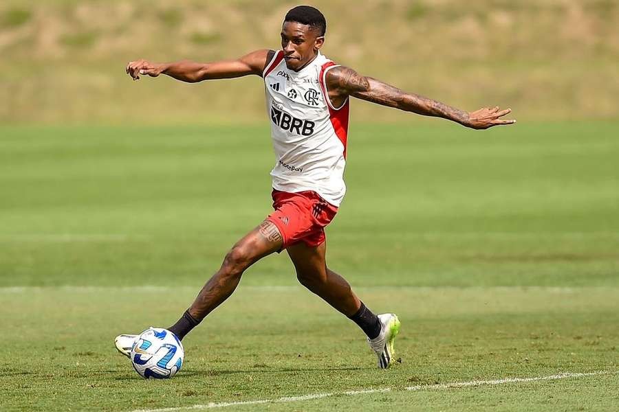 flazoeiro_'s tweet photo. FLAMENGO VAI RECEBER MILHÕES COM VENDA DE EX-ATACANTE PARA A MLS! 💰🔴⚫️

O Kansas City, da MLS, acertou a contratação do atacante André Luiz, ex-Flamengo, que estava no Olympiacos, da Grécia.

A negociação gira em torno de US$ 22 milhões (cerca de R$ 112 milhões), sendo US$ 18 milhões fixos e mais US$ 4 milhões em bônus por metas.

O Flamengo tem direito a 5% do valor da transferência e poderá receber aproximadamente US$ 1,1 milhão (cerca de R$ 5,6 milhões), caso todos os bônus sejam atingidos.

André Luiz assinou contrato válido por cinco temporadas, até junho de 2031, tornando-se a terceira contratação mais cara da história da MLS e a terceira maior venda da história do Olympiacos.

📰: Apuração feita por @flazoeiro @Flabase_ 

🖋: Rian Moreira e Kayo Silva