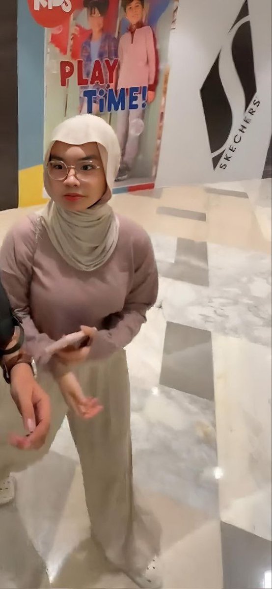 elsrium's tweet photo. Sedap nye tgh ramai kt malay #awektudung #tudung #malaysia https://t.co/VE9DtB7CVE