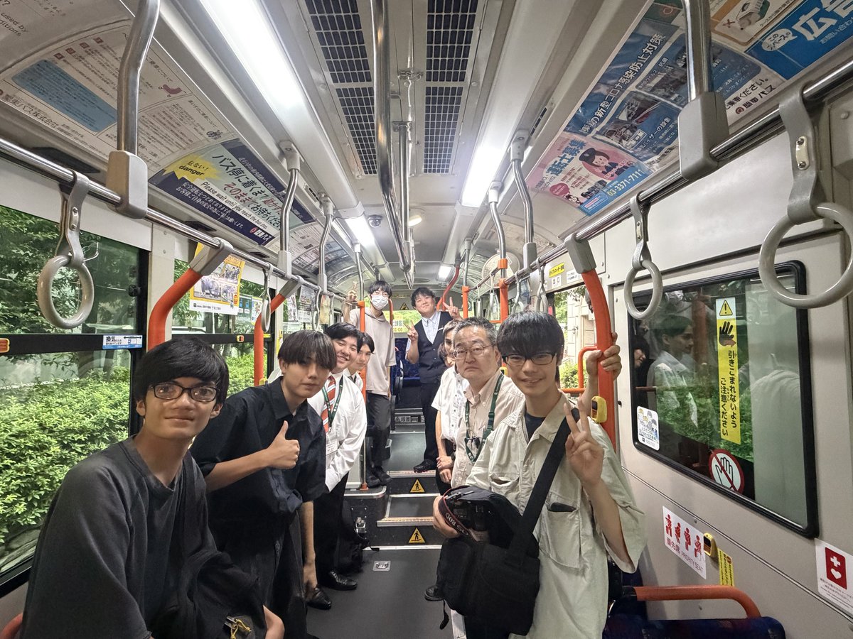 TIT321's tweet photo. ＼関東バスが学校に❗／
今日のイチオシ講座����
運転席に乗って運転手リアル体験✨️

#関東バス 様にご協力いただき
オープンキャンパスにバスがやってきました〜！

もちろん卒業生もたくさん
お世話になっているので
卒業生トークも開催🎤

【鉄道・バスコース】
AOエントリー受付中です🚩 https://t.co/Ch2QrcnJuf