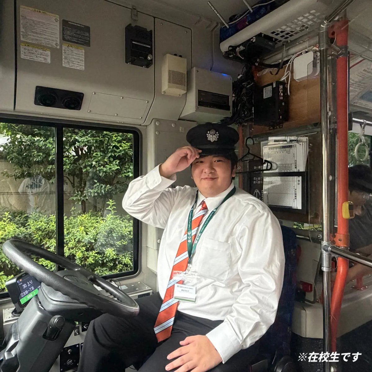 TIT321's tweet photo. ＼関東バスが学校に❗／
今日のイチオシ講座����
運転席に乗って運転手リアル体験✨️

#関東バス 様にご協力いただき
オープンキャンパスにバスがやってきました〜！

もちろん卒業生もたくさん
お世話になっているので
卒業生トークも開催🎤

【鉄道・バスコース】
AOエントリー受付中です🚩 https://t.co/Ch2QrcnJuf