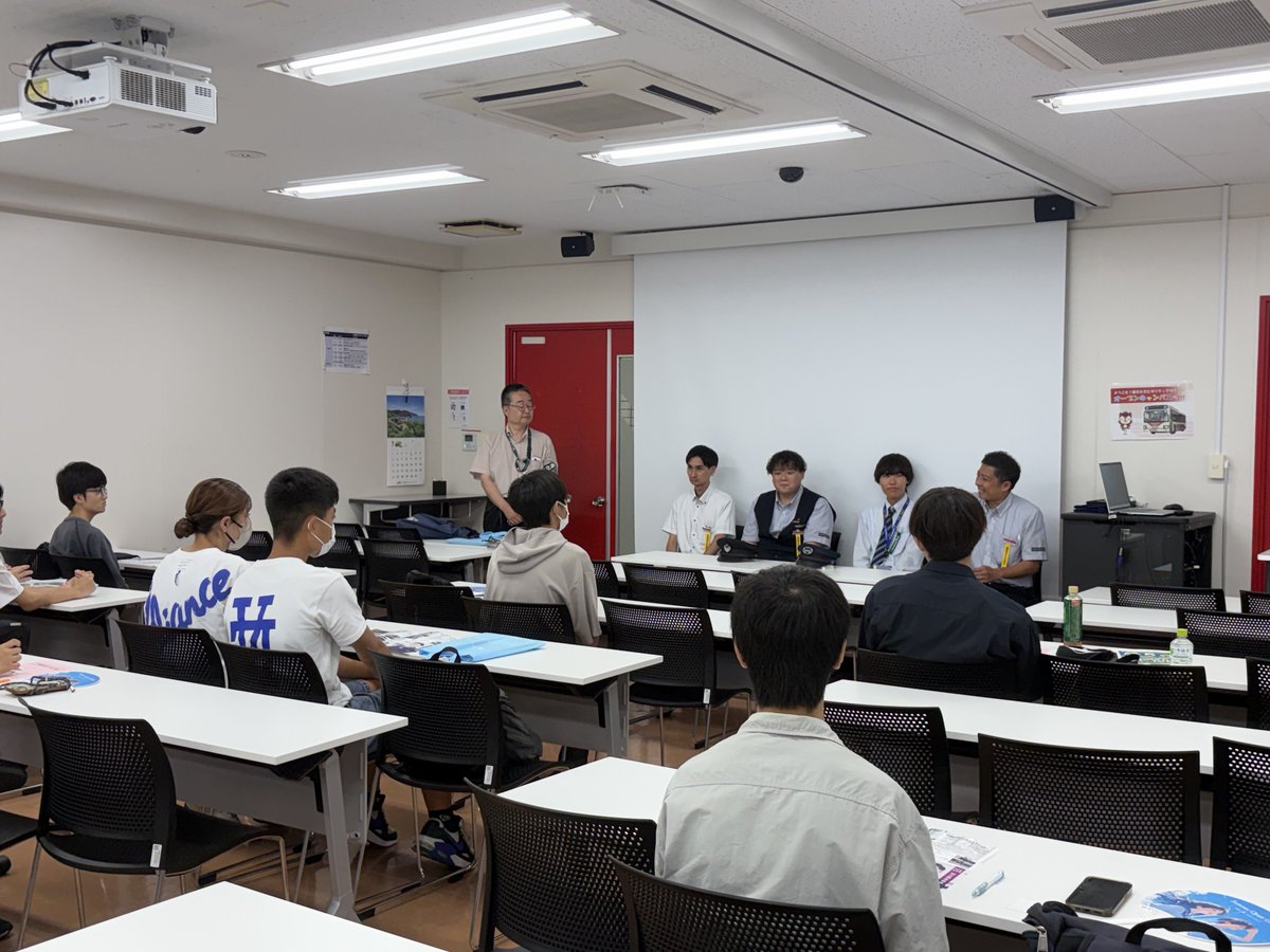 TIT321's tweet photo. ＼関東バスが学校に❗／
今日のイチオシ講座����
運転席に乗って運転手リアル体験✨️

#関東バス 様にご協力いただき
オープンキャンパスにバスがやってきました〜！

もちろん卒業生もたくさん
お世話になっているので
卒業生トークも開催🎤

【鉄道・バスコース】
AOエントリー受付中です🚩 https://t.co/Ch2QrcnJuf