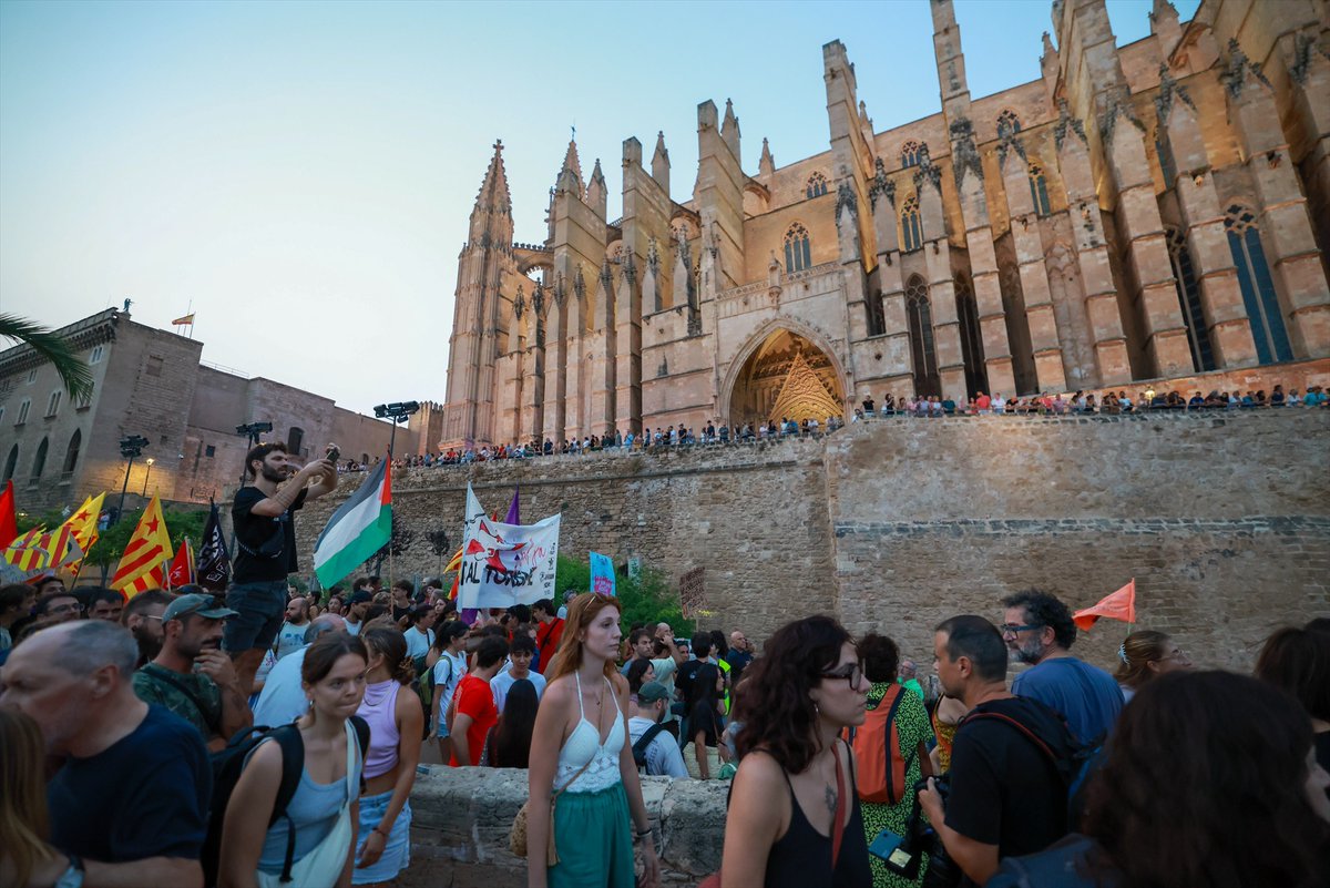 naciodigital's tweet photo. ❗️ Gran manifestació a Palma contra el turisme massiu

70.000 persones segons xifres dels organitzadors assisteixen a la marxa que impugna el model econòmic de Mallorca i que acaba amb càrregues policials
https://t.co/LaWO98OoIz https://t.co/fNJ88q6HsX