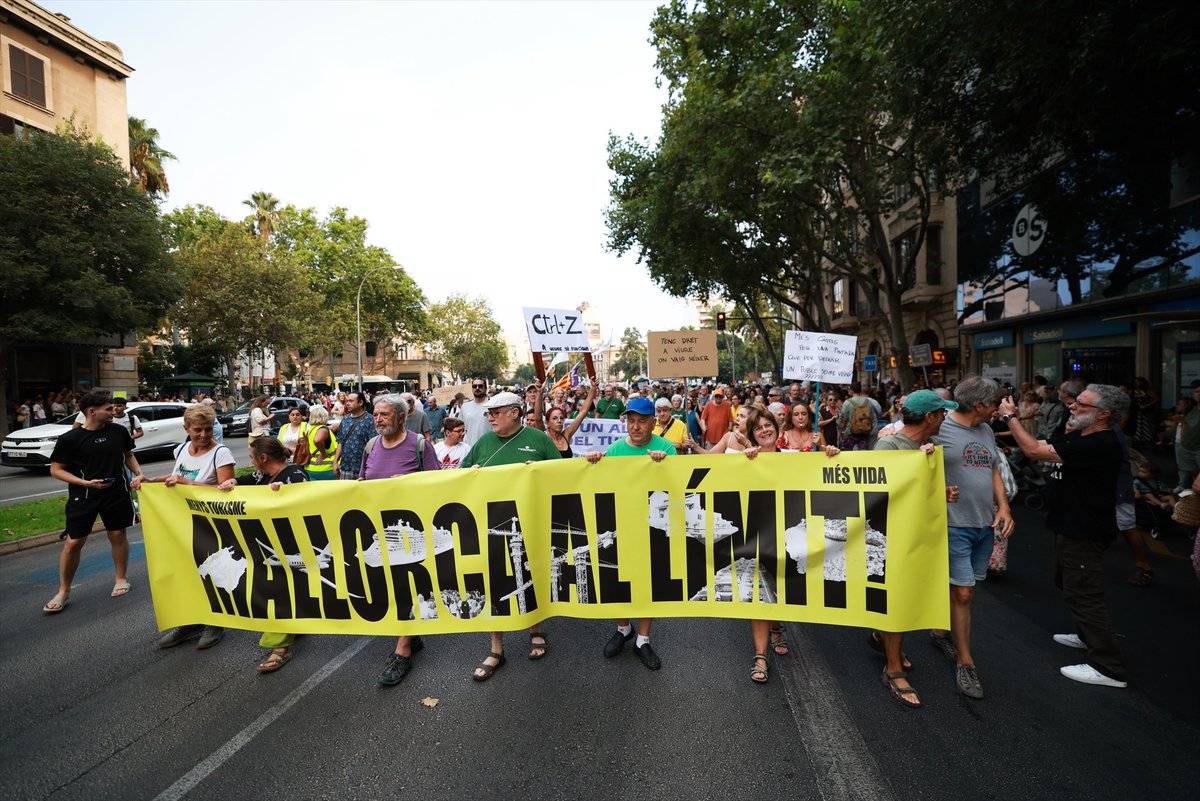 naciodigital's tweet photo. ❗️ Gran manifestació a Palma contra el turisme massiu

70.000 persones segons xifres dels organitzadors assisteixen a la marxa que impugna el model econòmic de Mallorca i que acaba amb càrregues policials
https://t.co/LaWO98OoIz https://t.co/fNJ88q6HsX