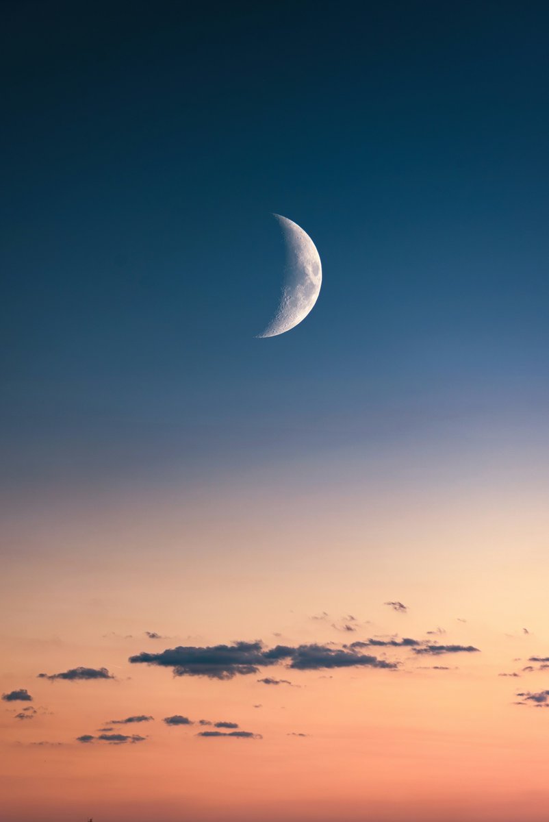 earthcurated's tweet photo. "Painting the evening sky in shades of peach and starlight." https://t.co/gcq4DgUQ69