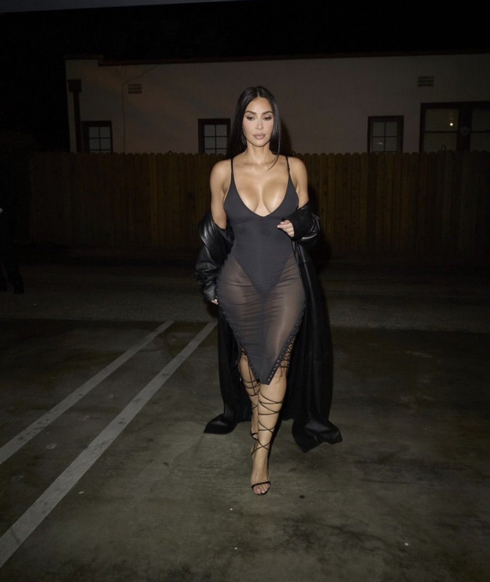 slutforpop's tweet photo. fab! the boobs and hips carried https://t.co/3sS5w9ziW9