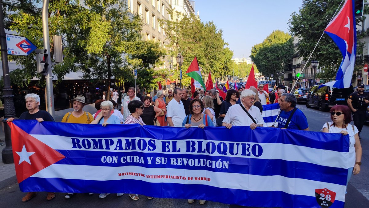 LaGuevaraTorre1's tweet photo. Hoy en Madrid #SiempreEs26
🇨🇺 El 26 de Julio de 1953 se abrió el camino de la dignidad y la justicia social para Cuba
Desde entonces EEUU no puede perdonarlos
#CubaNoEsUnaAmenaza
El Régimen de EUU sí
#MiMoncadaEsLaPatria
#CubaNoEstáSola
BASTA YA de #Bloqueo
#100añosConFidel https://t.co/1LeyfI6G7B