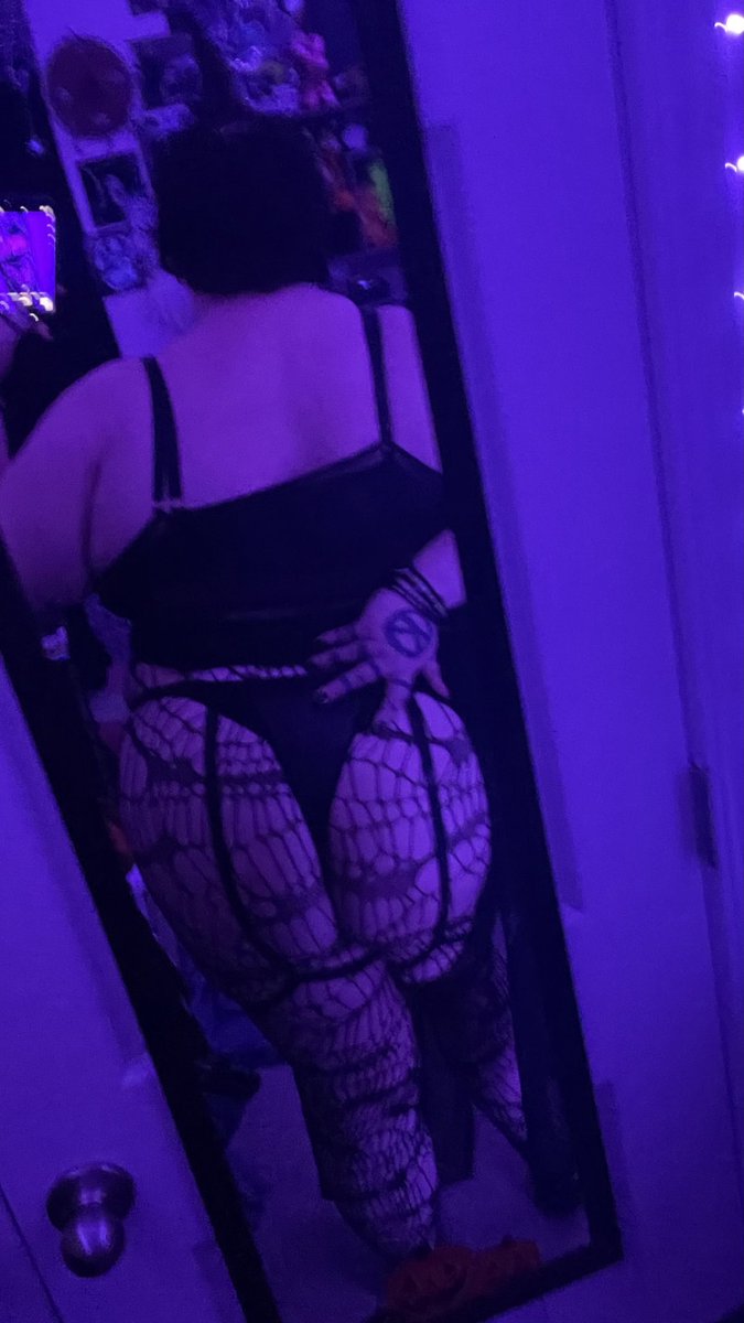 PrincessAmore17's tweet photo. Hope my babes are having a good Sunday~ 
#NonbinaryBabe #Transmale #femboy #plussizegothbabe #nsfw #Fishnets #Babe #CuntBoy #BoyPussy https://t.co/DjuA11tTI6