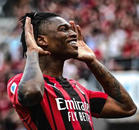 Glongari's tweet photo. 🚨 ‼️ Si scalda il futuro di Rafa Leao: NON ci sono ancora state offerte ufficiali al Milan, che non transige sulla volontà di cedere solo a titolo definitivo. 

✅ Apertura di Leao a Galatasaray e Fenerbahce a cifre vicine agli 11M a stagione di ingaggio. 

‼️ Confermata la presenza a Milano di una delegazione del Fenerbache per trattare direttamente con il Milan. Situazione in divenire per la concorrenza dei due club pronti a darsi battaglia. Contatti diretti e concreti 🔥