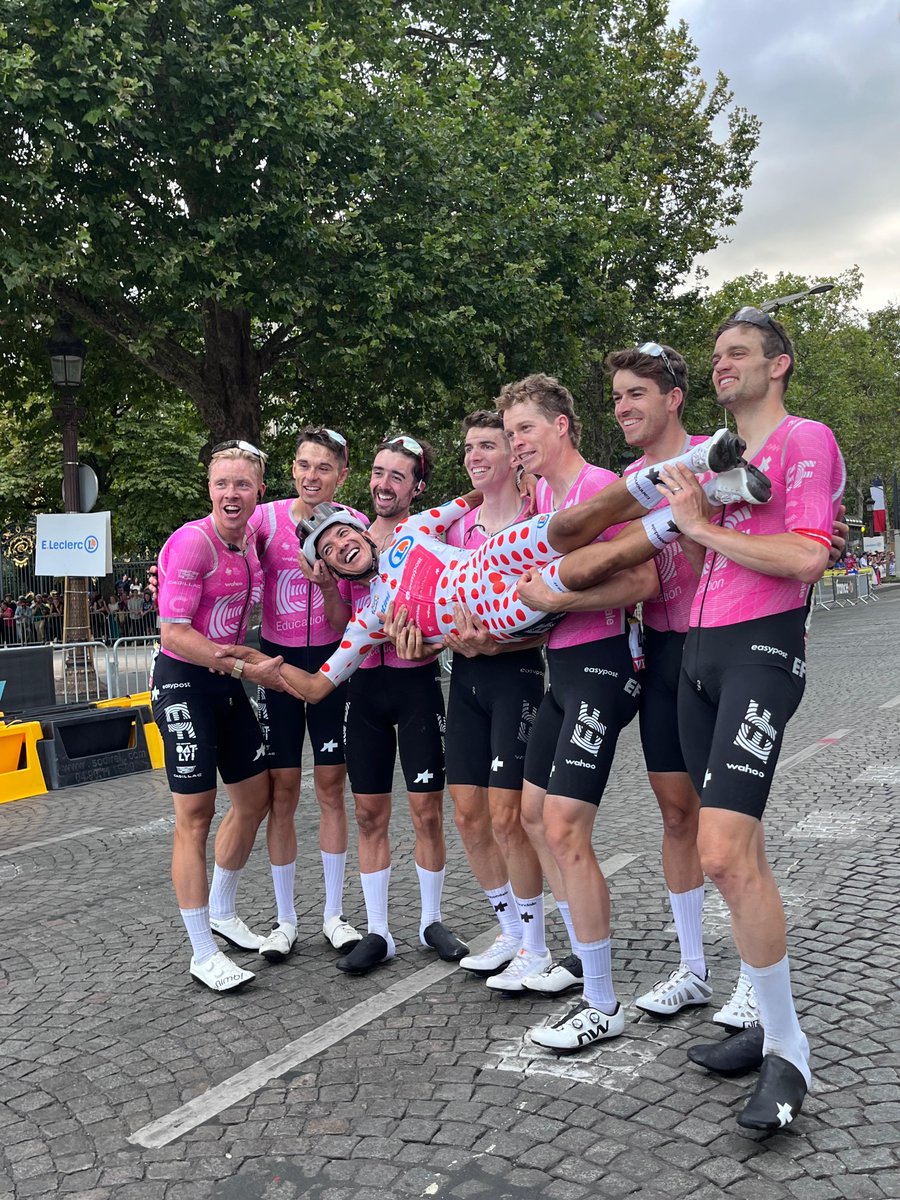 maillotapois's tweet photo. 🤍❤️ Cette célébration ! 

#TDF2026 https://t.co/uANeMFnMFM