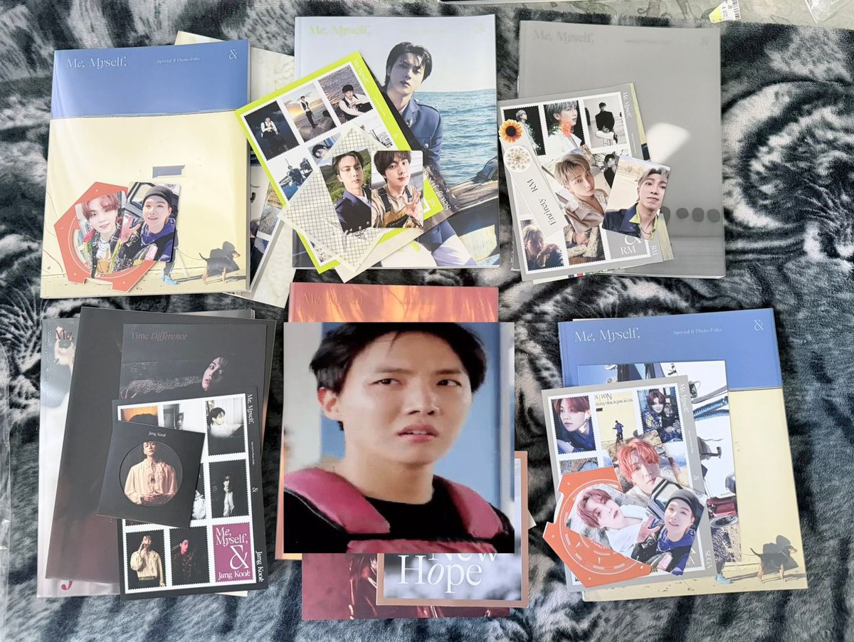 yoonniexx's tweet photo. [VENDO/VENDA] BTS - Itens diversos

Fólios com frete incluso POR MÓDICO
✅ Namjoon - R$300 COMPLETO
✅ Jin - R$300 COMPLETO 
✅ 2x Yoongi - R$420 COMPLETO (com escolha de card)
✅ 2x Jungkook - R$250 (FALTA OS CARDS)

✅ Concept Book MOTS ON:E COMPLETO - R$730 + frete 

✅ ON STAGE OFFICIAL PROGRAM BOOK - R$250 frete incluso POR MÓDICO 

✅ THE WINGS TOUR PHOTOBOOK COMPLETO (dá para destacar) - R$350 frete incluso POR MÓDICO 

✅ BTS EXHIBITION PHOTOBOOK COMPLETO (com todas as fotos) - R$500 + frete 

✅ MEMORIES 2021 COM CARD DO JIN (Não acompanha o qr code) - R$300 + frete 

✅ Revista Dicon COMPLETA (com todos os cards e postcards) - R$200 com frete incluso por MÓDICO 

✅ Revista Tae/V ELLE - R$180 com frete incluso por MÓDICO 

LEIA com atenção!! 👇🏻
💜 O que NÃO estão inclusos, você pode escolher por PAC, SEDEX, Transportadora (J&T Express) ou OLX/Shopee, esse último tendo taxas das plataforma). Lembrando que eu NÃO me responsabilizo por perdas por parte dos correios. 
💜 Se quiser outro método de envio será preciso cotar 
💜 Aceito pix e PicPay 
💜 Reservo mediante a uma entrada (metade do valor do item)
💜 Envios em até 3 semanas. 

Tenho feedbacks positivos, só olhar no meu fixado! 

💛 Posso mandar mais fotos, detalhadamente, mas vídeo é >>>>APENAS<<<< após o pagamento.
💛 Qualquer coisa, só me chamar!

Rt, por favor? @btsvendas_ @BtstradeBR @vendatrocabts @helpkpopvt @vendaetrocakpop