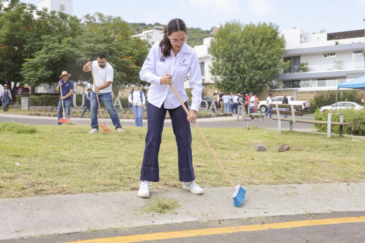 JosueGro's tweet photo. Estuve en el Fraccionamiento Punta Esmeralda realizando una jornada de limpieza y mantenimiento junto con las y los vecinos de la zona.
Me da mucho gusto que este conjunto habitacional ya haya sido entregado de manera oficial al Municipio; vamos a seguir trabajando cerca de ustedes, para que todas las familias disfruten de espacios más limpios, seguros y dignos. #APasoFirme