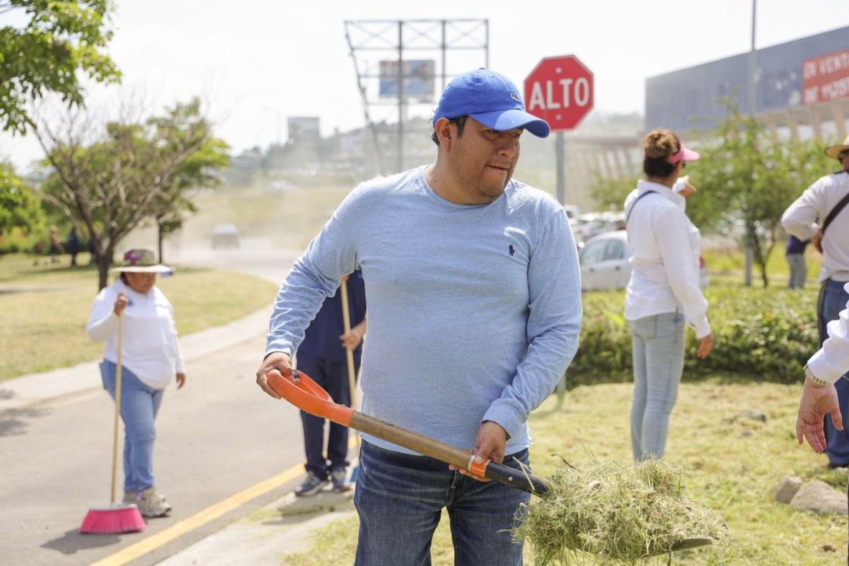 JosueGro's tweet photo. Estuve en el Fraccionamiento Punta Esmeralda realizando una jornada de limpieza y mantenimiento junto con las y los vecinos de la zona.
Me da mucho gusto que este conjunto habitacional ya haya sido entregado de manera oficial al Municipio; vamos a seguir trabajando cerca de ustedes, para que todas las familias disfruten de espacios más limpios, seguros y dignos. #APasoFirme