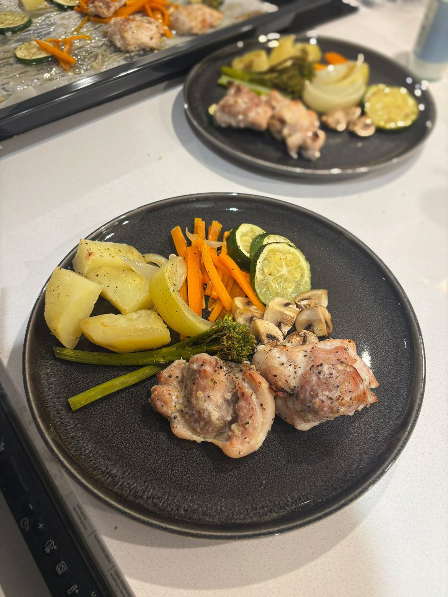 liu_u111's tweet photo. オーブン焼き🧅🥔
鶏肉は塩麹漬けておくと柔らかく焼き上がる
ソースはつつじ亭のにんにくアンチョビ醤油、クリームチーズ、粉チーズ、牛乳を混ぜてバーニャカウダ風に https://t.co/2mas06bFxW