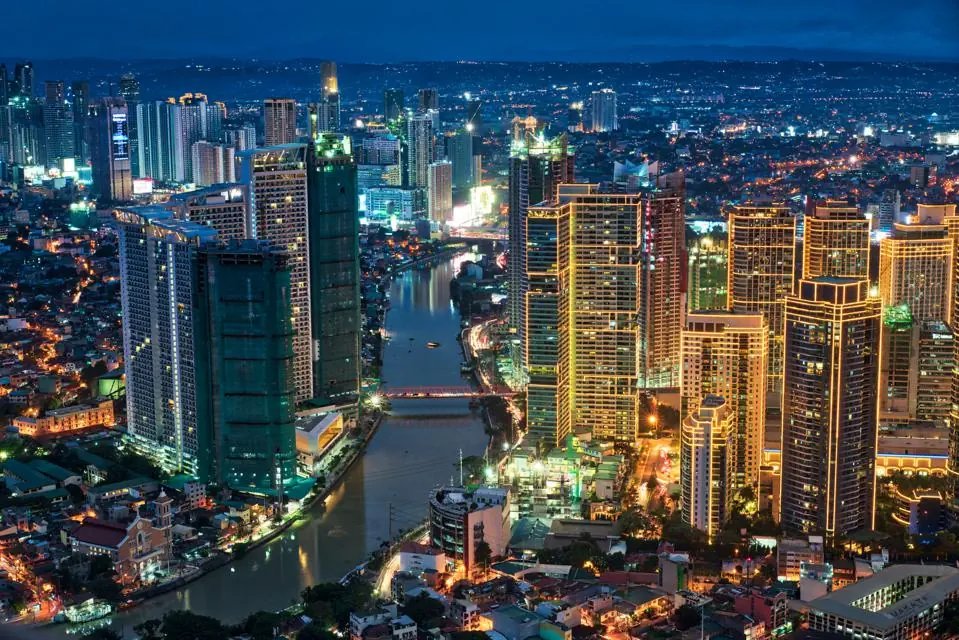 jdchapas's tweet photo. "La administración de [Fidel V.] Ramos (1992-1998) también introdujo un plan de desarrollo económico de seis años, #Philippines 2000, orientado a convertir la nación en un país de reciente industrialización para cuando termine el presente siglo [XX]. Cerca de US$26.400 millones, o el 70% del presupuesto, ha sido asignado para desarrollo de infraestructuras, incluyendo la construcción de carreteras, aeropuertos y ferrocarriles, así como el mejoramiento de centrales eléctricas y sistemas de telecomunicaciones. [...] Un plan importante es privatizar industrias locales, tales como la banca, la manufactura de acero, la construcción de buques y el sector petroquímico...." 

#Filipinas de vuelta al negocio.-  (1995)

(Por aquí casual, los Fusionistas estudiando cómo otros países transitaron al #capitalismo ... privatizaron masivamente, desregularon a fondo y abrieros todos los mercados a la competencia...por eso ahora están como están: con orden, seguridad y riqueza!) 

👉🏼 https://t.co/HKmQG7By76