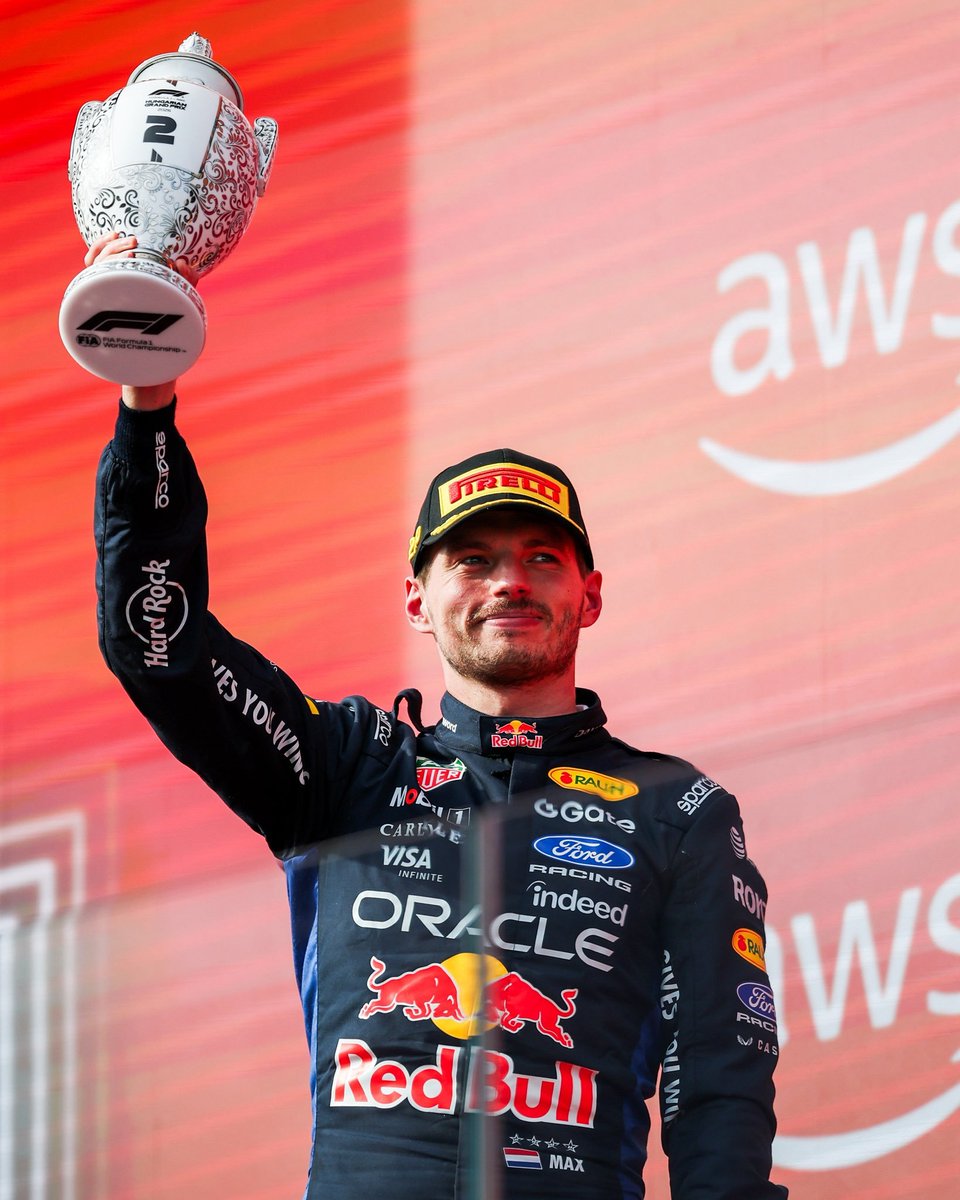 blog_formula1's tweet photo. 🚨 PENTA: AINDA DÁ? 🚨

Em 2025, Max Verstappen voltou das férias com 104 pontos de desvantagem pro líder do campeonato. Restavam 9 corridas e no final ele foi vice, apenas 2 pontos atrás de Norris.

Agora, ele está 110 pontos atrás de Antonelli. Restam 12 corridas.

Se a Red Bull voltar melhor após as férias, será que dá?