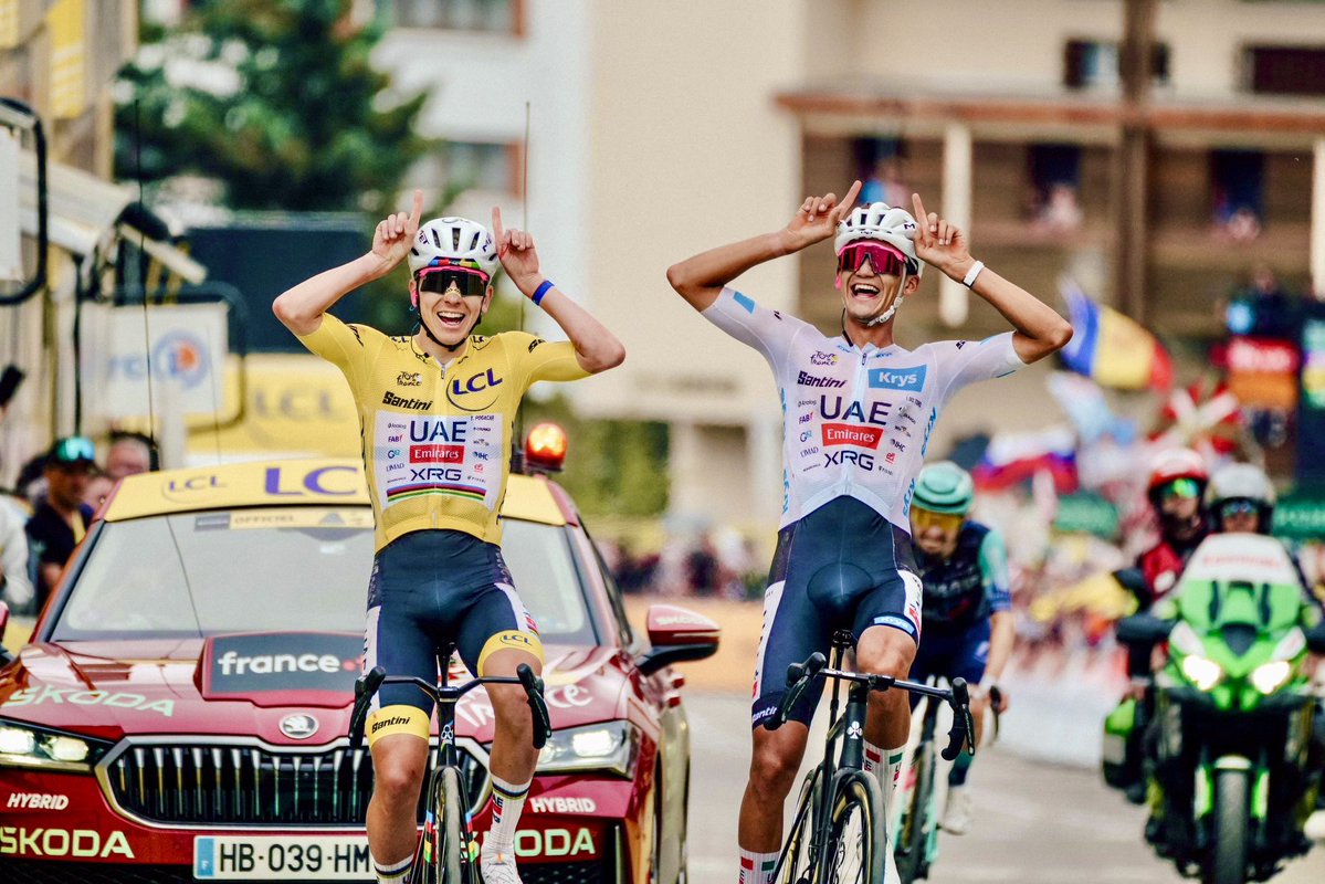 ATellodeMeneses's tweet photo. ¡LAS VERDADERAS LEYENDAS DEL DEPORTE SE DISTINGUEN POR SU GRANDEZA! 

Tadej Pogačar ha ganado hoy su quinto título de la Tour de Francia y ya se puede hablar del más grande ciclista de todos los tiempos. Y no obstante que en el ciclismo profesional se trabaja para el líder, ayer hizo algo nunca antes visto: él trabajó de gregario para que Isaac del Toro alcanzara el podio, devolviendo un poco de lo mucho que Isaac y el resto del UAE hicieron para que Pogi ganara.

Imposible olvidar aquella miserable tarde en la F1 de Brasil 2022, donde VER ya era campeón y no tenía ni para alcanzar el podio, pero se negó a apoyar en la lucha por el subcampeonato a Checo, a quien le debía sus dos títulos en ese momento. 

Esta humildad, generosidad, agradecimiento y seguridad de Pogi en sí mismo es la diferencia entre el liderazgo de los fuera de serie y quienes nada más estiran la mano para recibir. ¡Nunca más se debe romantizar, normalizar o aplaudir el recibir o hacerse menos!

¡Gracias Tadej por estos momentos, eres GRANDE! 🐂🇲🇽🇸🇮🚴