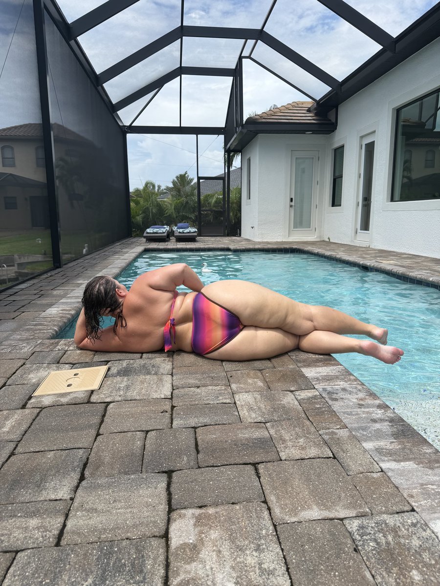 LillyHart2711's tweet photo. I’ve been sleeping on Walmart bikinis lately. This one’s gorgeous. It reminds me of sun rises and sunsets. #bbw #bigbooty #thickthighs https://t.co/Cy8qy8XsYY