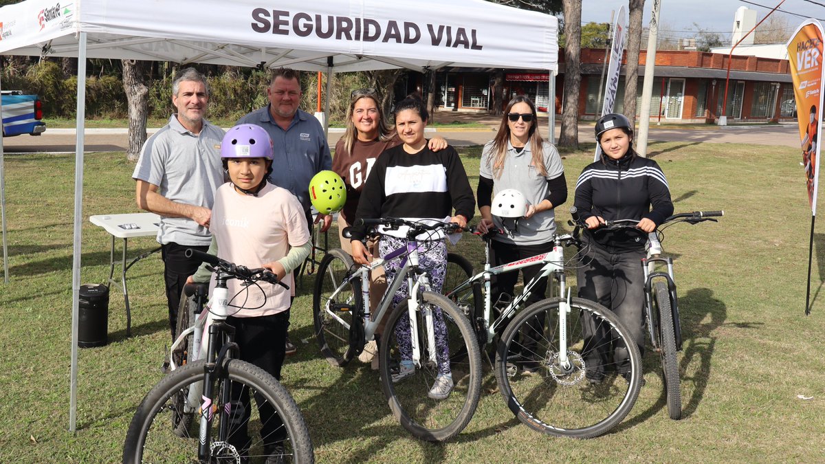 RedSegVial's tweet photo. #ArroyoLeyes
🚲 Llevamos adelante una nueva jornada de la campaña Hacete Ver, destinada a promover una circulación más segura para ciclistas.

👉 Durante la actividad resaltamos la importancia de hacerse visibles para reducir riesgos en la vía pública. 

🤝 Además, entregamos cascos y luces a quienes se movilizan en bicicleta, reforzando el compromiso con una movilidad más segura para todos.